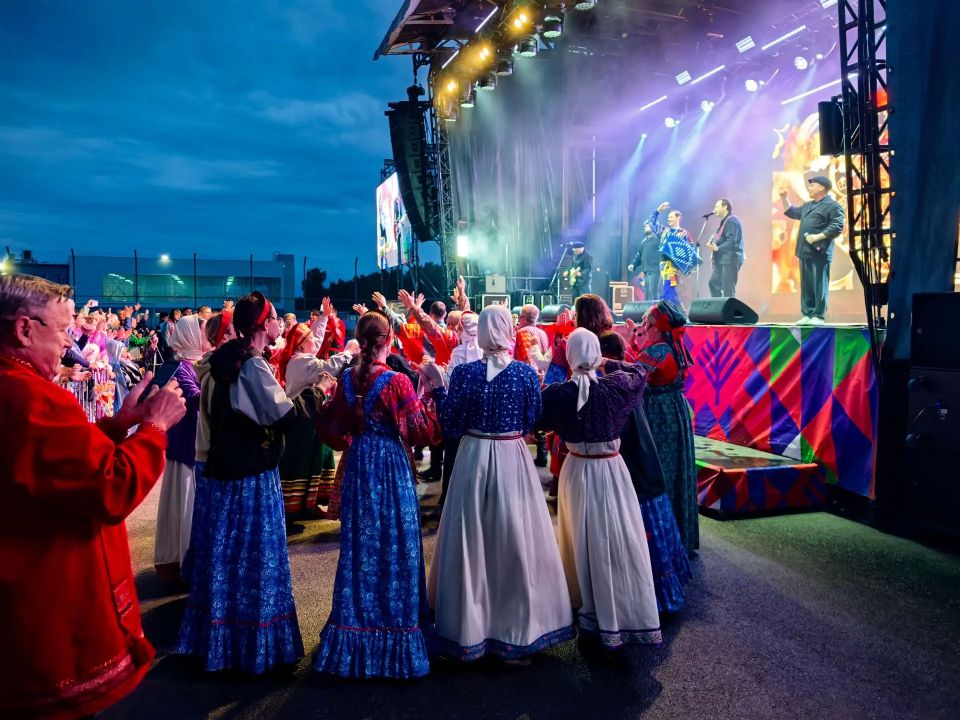 В Коврове на площадке мотодрома ярко и звучно прошёл концерт марафона «Песни России» Он стал настоящим праздником народной музыки и любви к родной земле В Коврове на площадке мотодрома ярко и звучно прошёл концерт марафона «Песни России» Он стал настоящим праздником народной музыки и любви к родной земле