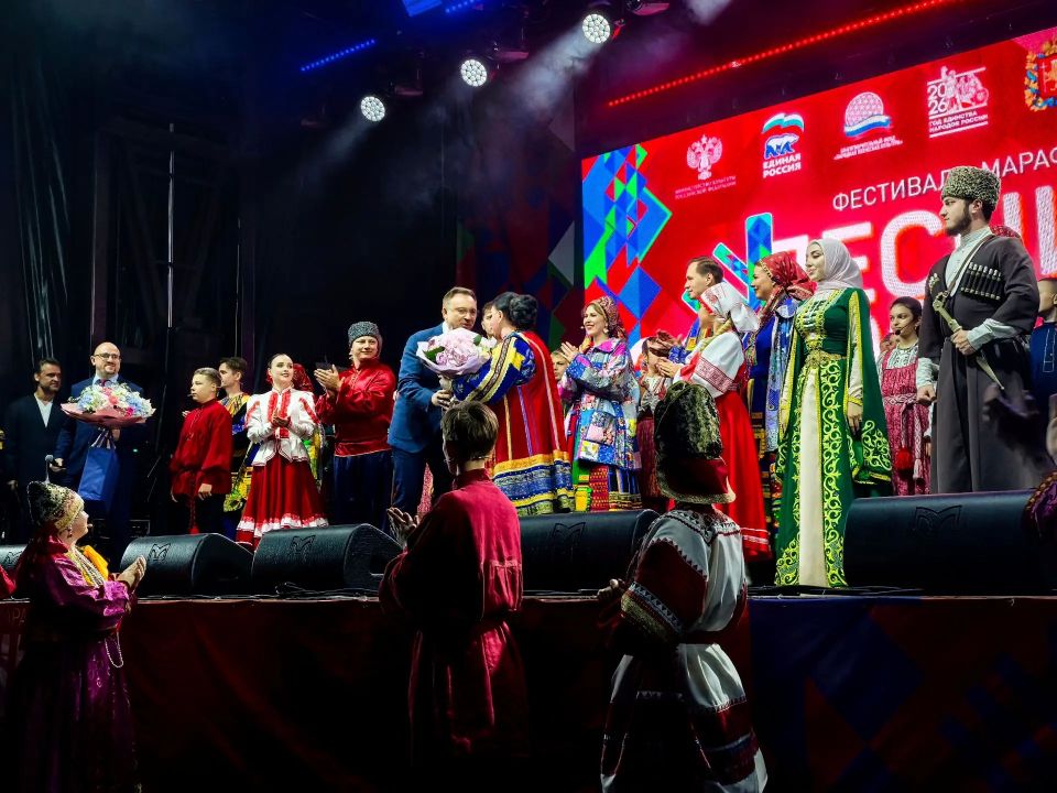 В Коврове на площадке мотодрома ярко и звучно прошёл концерт марафона «Песни России» Он стал настоящим праздником народной музыки и любви к родной земле В Коврове на площадке мотодрома ярко и звучно прошёл концерт марафона «Песни России» Он стал настоящим праздником народной музыки и любви к родной земле