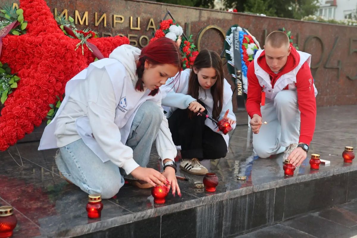 Сегодня в 4 часа утра на площади Победы во Владимире прошла траурная церемония, посвященная Дню памяти и скорби Сегодня в 4 часа утра на площади Победы во Владимире прошла траурная церемония, посвященная Дню памяти и скорби