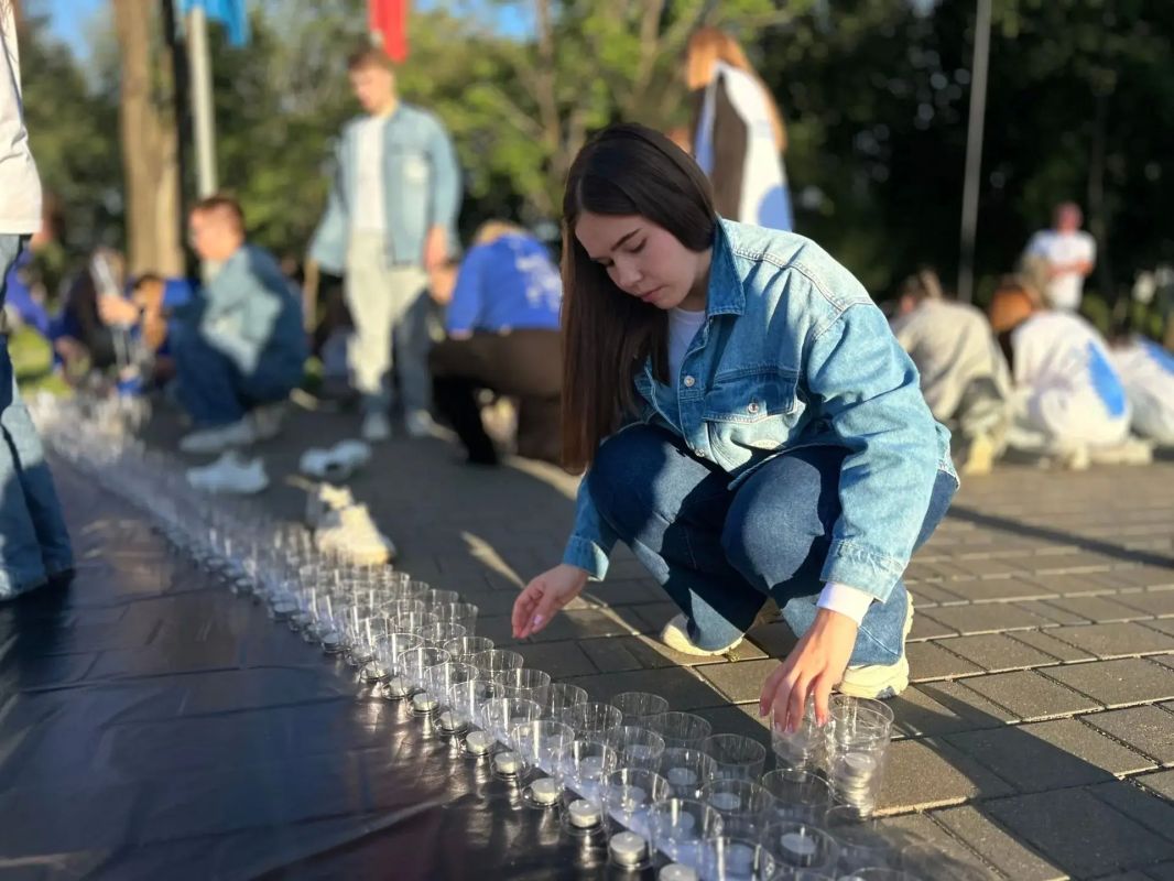 В Патриотическом сквере города Владимир активисты «Волонтёров Победы» совместно с «Единой Россией» при поддержке регионального Минмола выложили из свечей пронзительную «огненную картину» В Патриотическом сквере города Владимир активисты «Волонтёров Победы» совместно с «Единой Россией» при поддержке регионального Минмола выложили из свечей пронзительную «огненную картину»