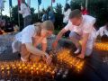 В Патриотическом сквере города Владимир активисты «Волонтёров Победы» совместно с «Единой Россией» при поддержке регионального Минмола выложили из свечей пронзительную «огненную картину»