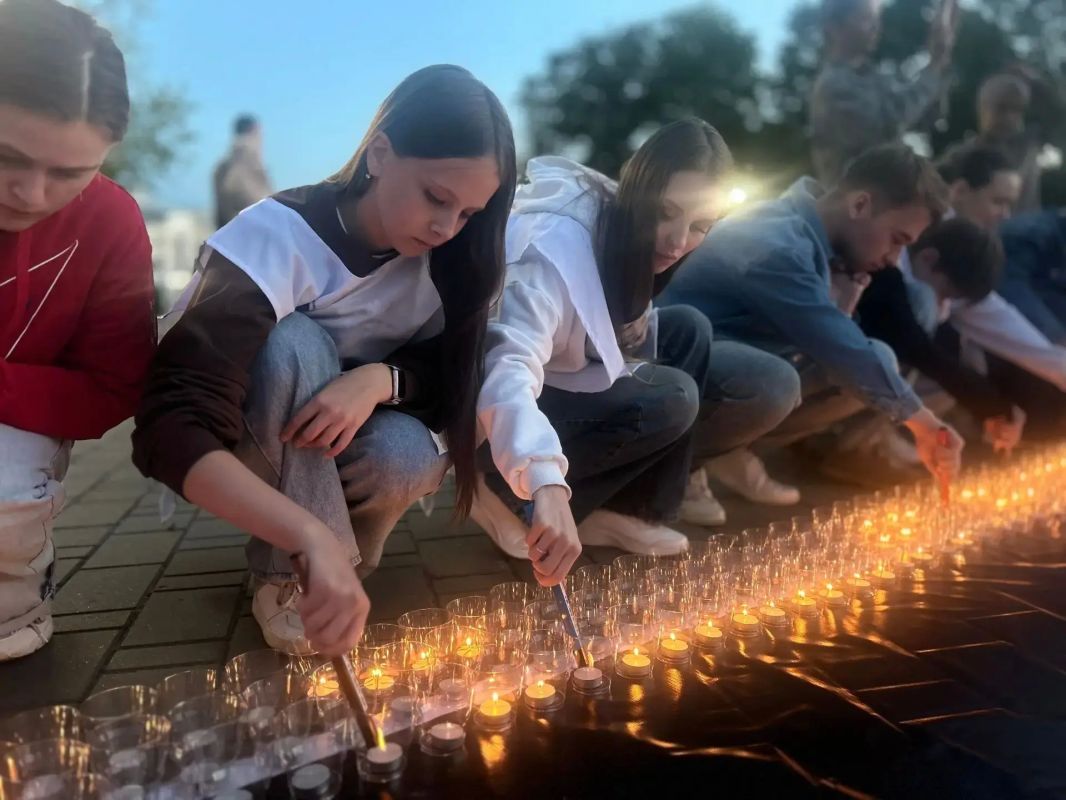 В Патриотическом сквере города Владимир активисты «Волонтёров Победы» совместно с «Единой Россией» при поддержке регионального Минмола выложили из свечей пронзительную «огненную картину» В Патриотическом сквере города Владимир активисты «Волонтёров Победы» совместно с «Единой Россией» при поддержке регионального Минмола выложили из свечей пронзительную «огненную картину»