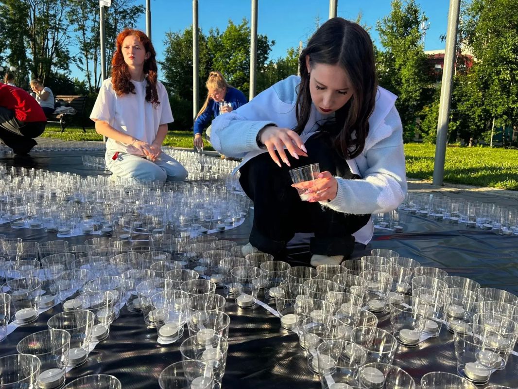 В Патриотическом сквере города Владимир активисты «Волонтёров Победы» совместно с «Единой Россией» при поддержке регионального Минмола выложили из свечей пронзительную «огненную картину» В Патриотическом сквере города Владимир активисты «Волонтёров Победы» совместно с «Единой Россией» при поддержке регионального Минмола выложили из свечей пронзительную «огненную картину»