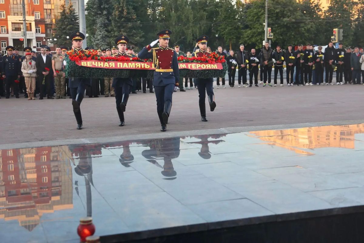 Сегодня в 4 часа утра на площади Победы во Владимире прошла траурная церемония, посвященная Дню памяти и скорби Сегодня в 4 часа утра на площади Победы во Владимире прошла траурная церемония, посвященная Дню памяти и скорби