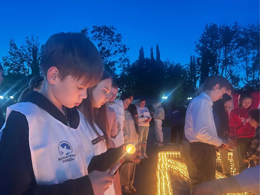 В Патриотическом сквере города Владимир активисты «Волонтёров Победы» совместно с «Единой Россией» при поддержке регионального Минмола выложили из свечей пронзительную «огненную картину» В Патриотическом сквере города Владимир активисты «Волонтёров Победы» совместно с «Единой Россией» при поддержке регионального Минмола выложили из свечей пронзительную «огненную картину»