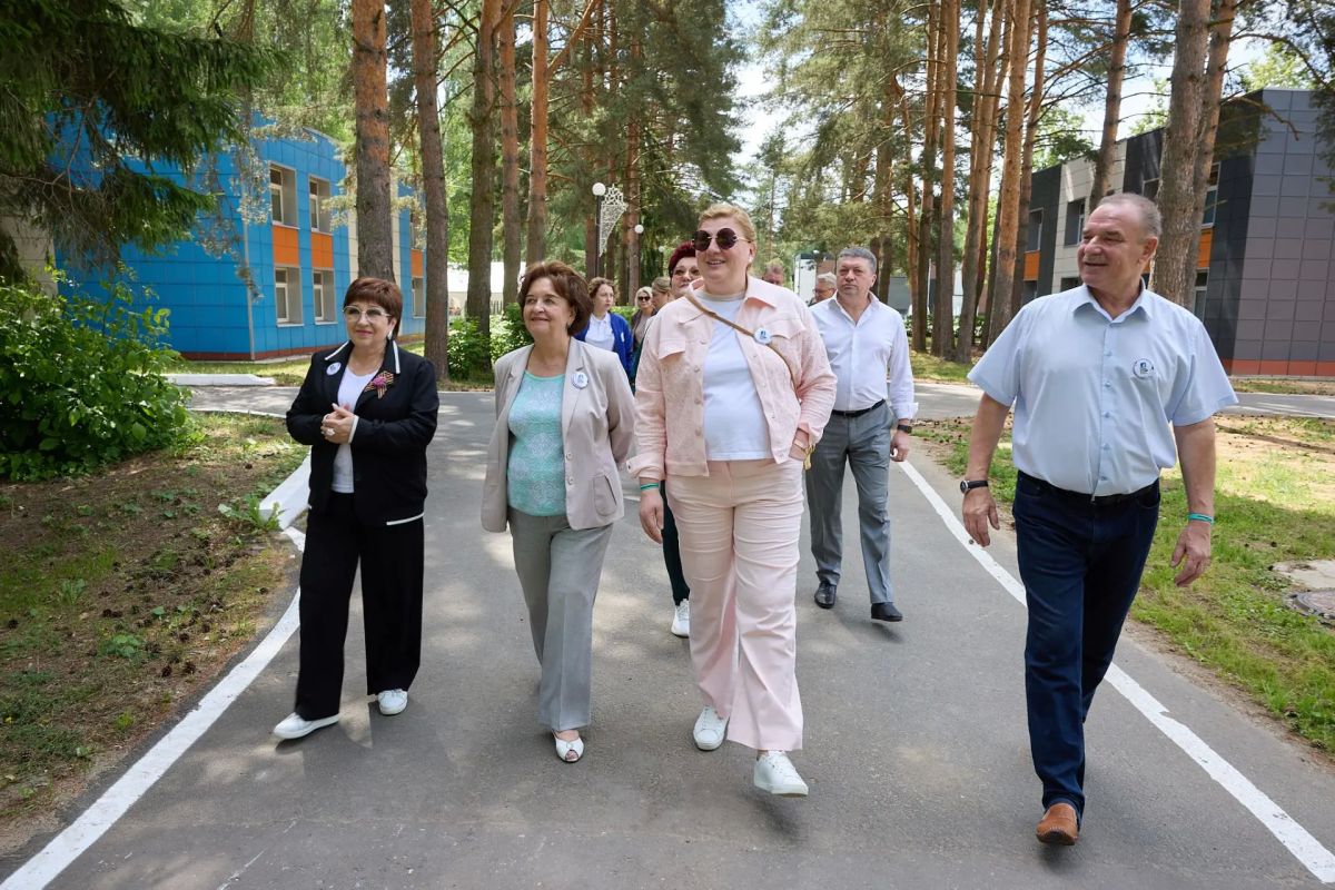 Председатель Законодательного Собрания Владимирской области Ольга Хохлова провела встречу с делегацией Ивановской областной Думы, в рамках которой для гостей была организована ознакомительная поездка в детский... Председатель Законодательного Собрания Владимирской области Ольга Хохлова провела встречу с делегацией Ивановской областной Думы, в рамках которой для гостей была организована ознакомительная поездка в детский...