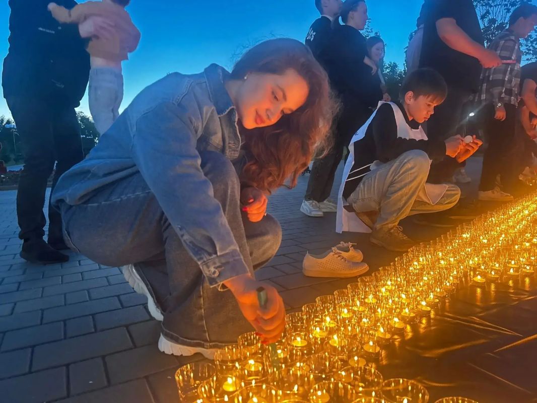 В Патриотическом сквере города Владимир активисты «Волонтёров Победы» совместно с «Единой Россией» при поддержке регионального Минмола выложили из свечей пронзительную «огненную картину» В Патриотическом сквере города Владимир активисты «Волонтёров Победы» совместно с «Единой Россией» при поддержке регионального Минмола выложили из свечей пронзительную «огненную картину»