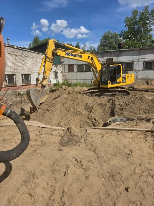 Двое сотрудников водоканала провалились в канализационный колодец