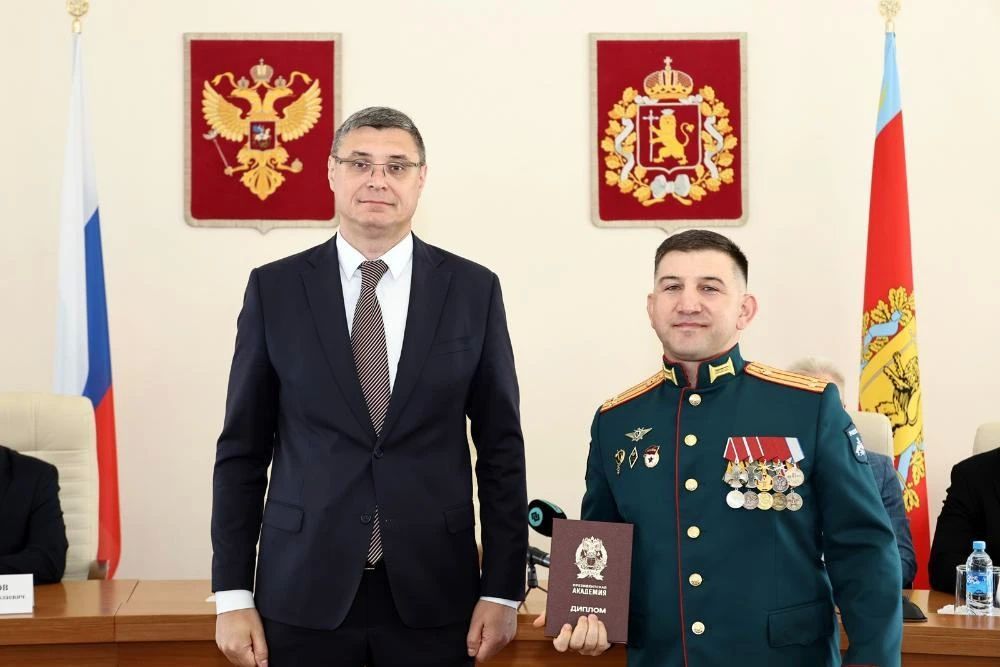 Губернатор Александр Авдеев вручил дипломы выпускникам кадрового проекта «Герои-33» Губернатор Александр Авдеев вручил дипломы выпускникам кадрового проекта «Герои-33»