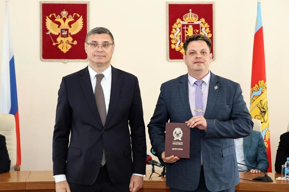 Губернатор Александр Авдеев вручил дипломы выпускникам кадрового проекта «Герои-33» Губернатор Александр Авдеев вручил дипломы выпускникам кадрового проекта «Герои-33»