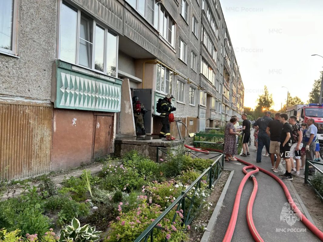 Огнеборцы в Гусь-Хрустальном спасли 3 и эвакуировали 7 человек на пожаре Огнеборцы в Гусь-Хрустальном спасли 3 и эвакуировали 7 человек на пожаре