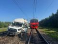 Микроавтобус столкнулся с поездом во Владимирской области — водитель иномарки госпитализирован, сообщили в региональном УМВД