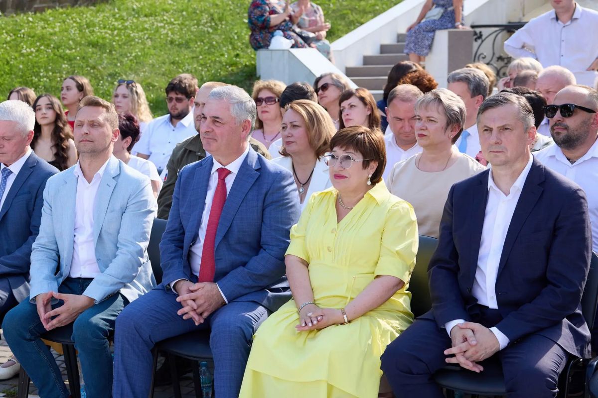 Председатель Законодательного Собрания области Ольга Хохлова и руководитель комитета по имущественным и земельным отношениям Александр Цыганский поздравили лучших выпускников Владимирского государственного университета Председатель Законодательного Собрания области Ольга Хохлова и руководитель комитета по имущественным и земельным отношениям Александр Цыганский поздравили лучших выпускников Владимирского государственного университета