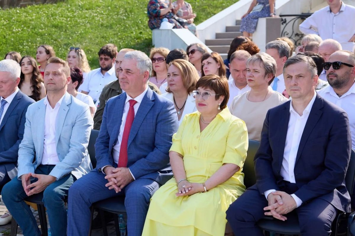 Председатель Законодательного Собрания области Ольга Хохлова и руководитель комитета по имущественным и земельным отношениям Александр Цыганский поздравили лучших выпускников Владимирского государственного университета Председатель Законодательного Собрания области Ольга Хохлова и руководитель комитета по имущественным и земельным отношениям Александр Цыганский поздравили лучших выпускников Владимирского государственного университета