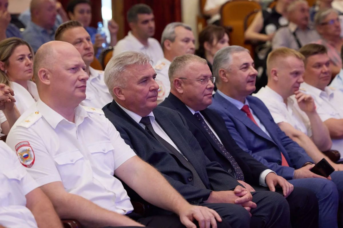 Заместитель председателя Законодательного Собрания области Дмитрий Рожков принял участие в торжественном мероприятии, посвящённом 90-летию создания Госавтоинспекции России Заместитель председателя Законодательного Собрания области Дмитрий Рожков принял участие в торжественном мероприятии, посвящённом 90-летию создания Госавтоинспекции России
