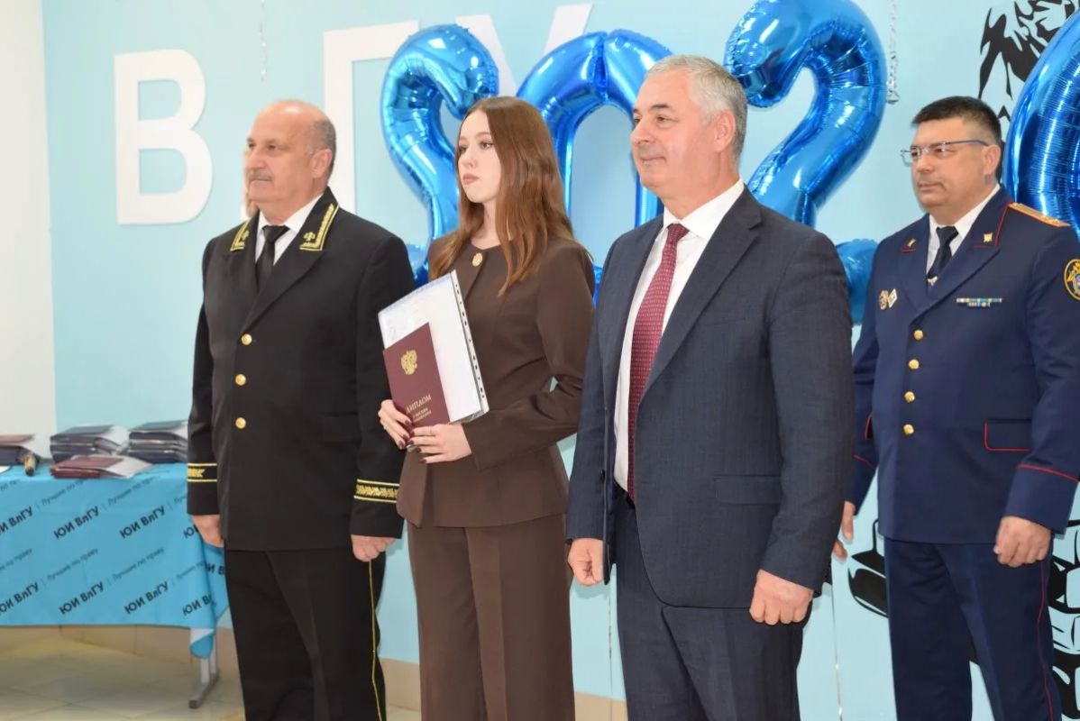 Теперь дипломированные юристы! Теперь дипломированные юристы!