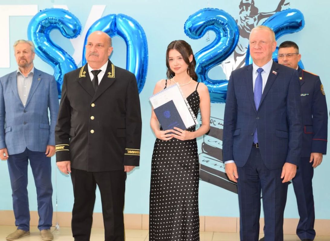 Теперь дипломированные юристы! Теперь дипломированные юристы!