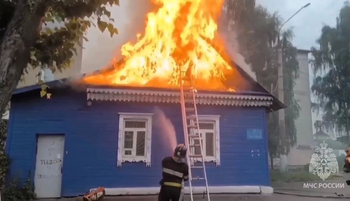 Во Владимире загорелось здание бывшей диспетчерской троллейбусного депо
