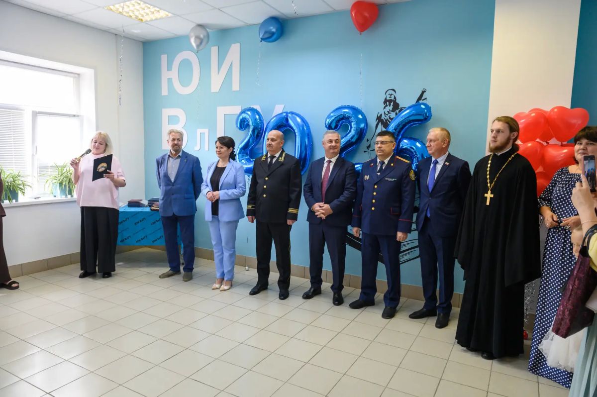 Первый заместитель руководителя следственного управления СК России принял участие в торжественной церемонии вручения дипломов выпускникам Юридического института ВлГУ Первый заместитель руководителя следственного управления СК России принял участие в торжественной церемонии вручения дипломов выпускникам Юридического института ВлГУ