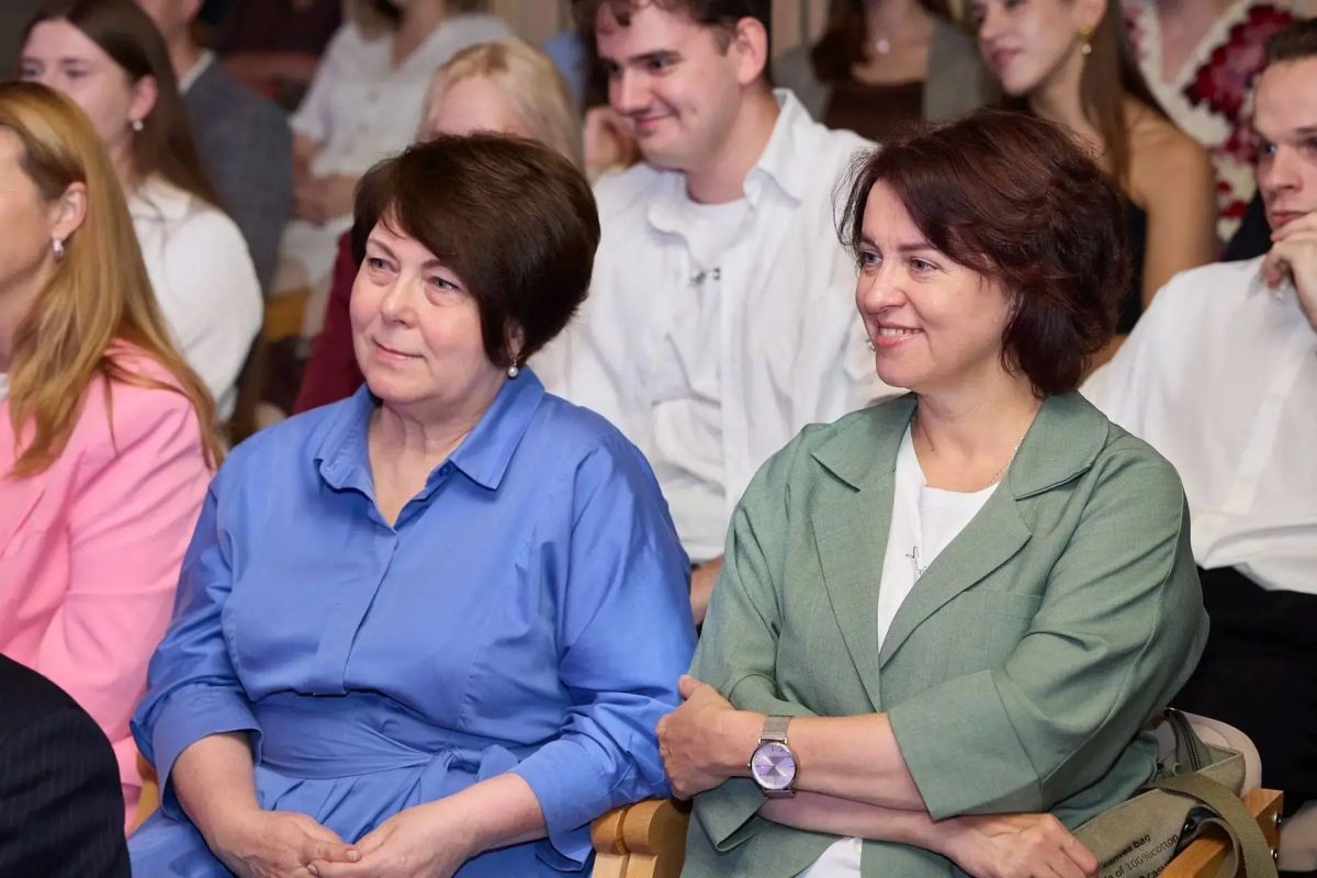 Председатель Законодательного Собрания Ольга Хохлова поздравила выпускников Владимирского филиала Приволжского исследовательского медуниверситета с окончанием ординатуры Председатель Законодательного Собрания Ольга Хохлова поздравила выпускников Владимирского филиала Приволжского исследовательского медуниверситета с окончанием ординатуры