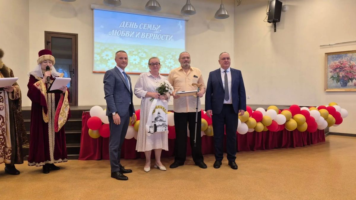 Прямо сейчас в Патриаршем саду проходит торжественное мероприятие, посвящённое Дню семьи, любви и верности! Прямо сейчас в Патриаршем саду проходит торжественное мероприятие, посвящённое Дню семьи, любви и верности!