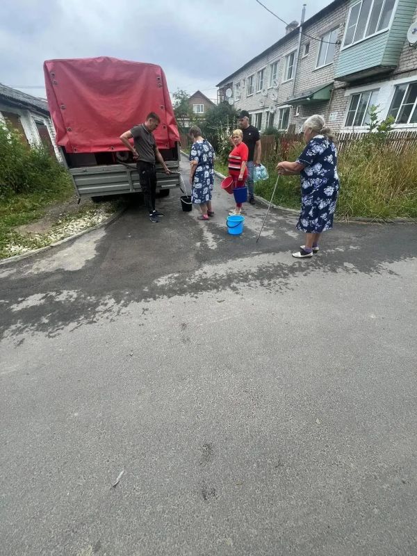 К домам жителей посёлка Новки подвозят воду на время ремонта водопровода