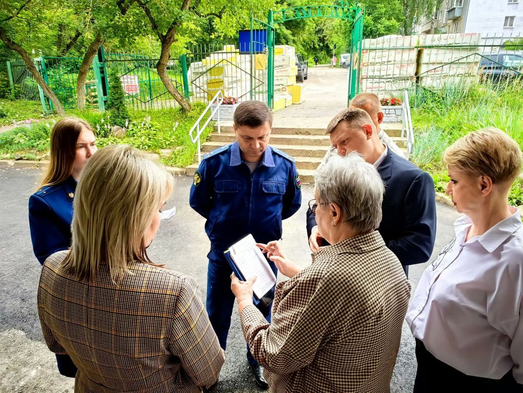 В Коврове прокуратура держит на контроле завершение капитального ремонта здания общеобразовательной школы В Коврове прокуратура держит на контроле завершение капитального ремонта здания общеобразовательной школы