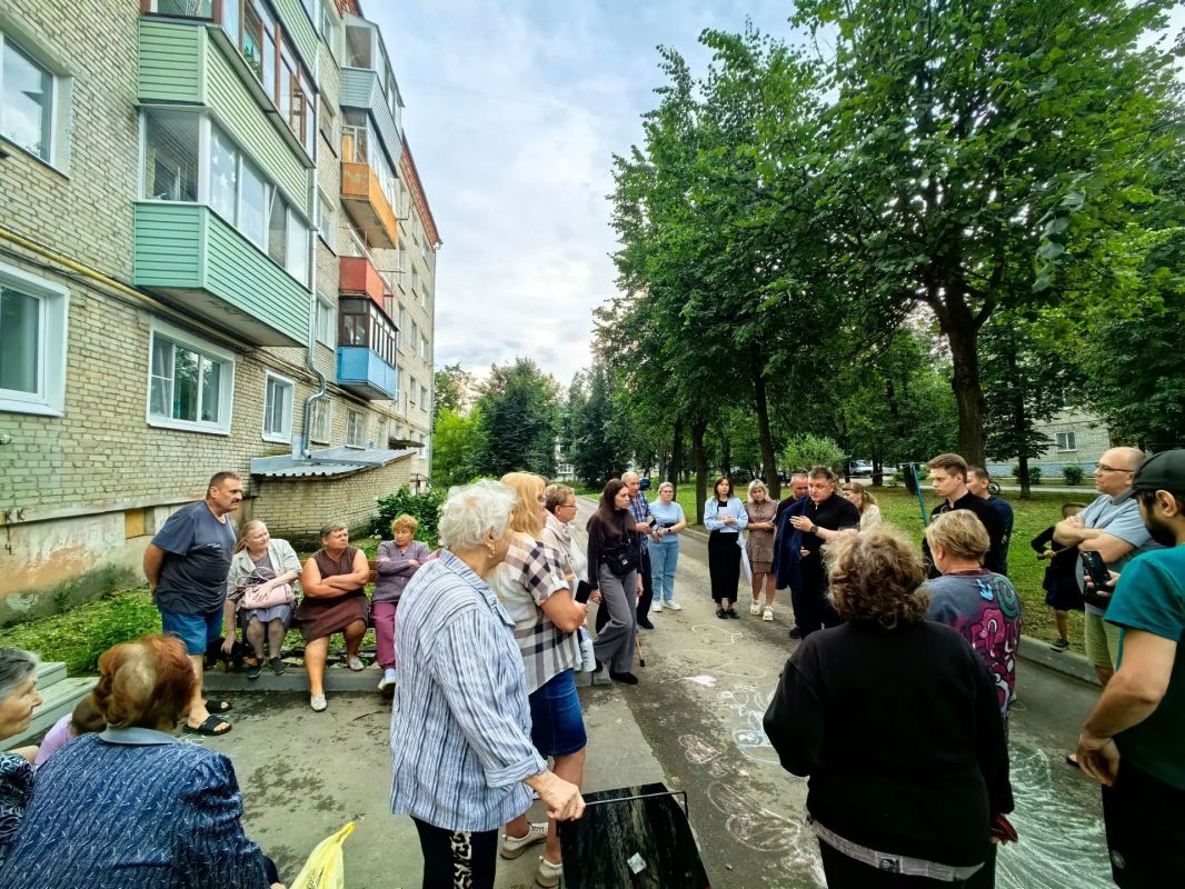 Глава города Коврова Сергей Сидорин встретился с жителями домов на ул. Сосновой, чтобы обсудить ситуацию вокруг возможного строительства многоэтажного дома Глава города Коврова Сергей Сидорин встретился с жителями домов на ул. Сосновой, чтобы обсудить ситуацию вокруг возможного строительства многоэтажного дома