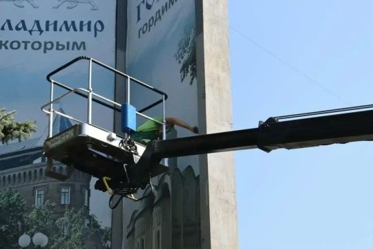 На пересечении улицы Горького и проспекта Строителей приступили к ремонту стелы На пересечении улицы Горького и проспекта Строителей приступили к ремонту стелы