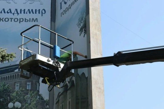 На пересечении улицы Горького и проспекта Строителей приступили к ремонту стелы На пересечении улицы Горького и проспекта Строителей приступили к ремонту стелы