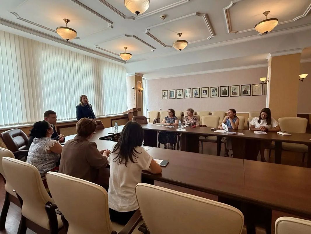 В Суздале исполняющая обязанности межрайонного прокурора Ольга Орлова на организованной надзорным ведомством встрече рассказала присутствующим, как защититься от мошенников