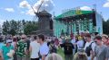 Древний Суздаль: русские хороводы снова в моде! Древнем Суздале на "Празднике Огурца" участники присоединились к флешмобу #ХороводЕдинстваРоссии, запущенному в Национальном центре Россия