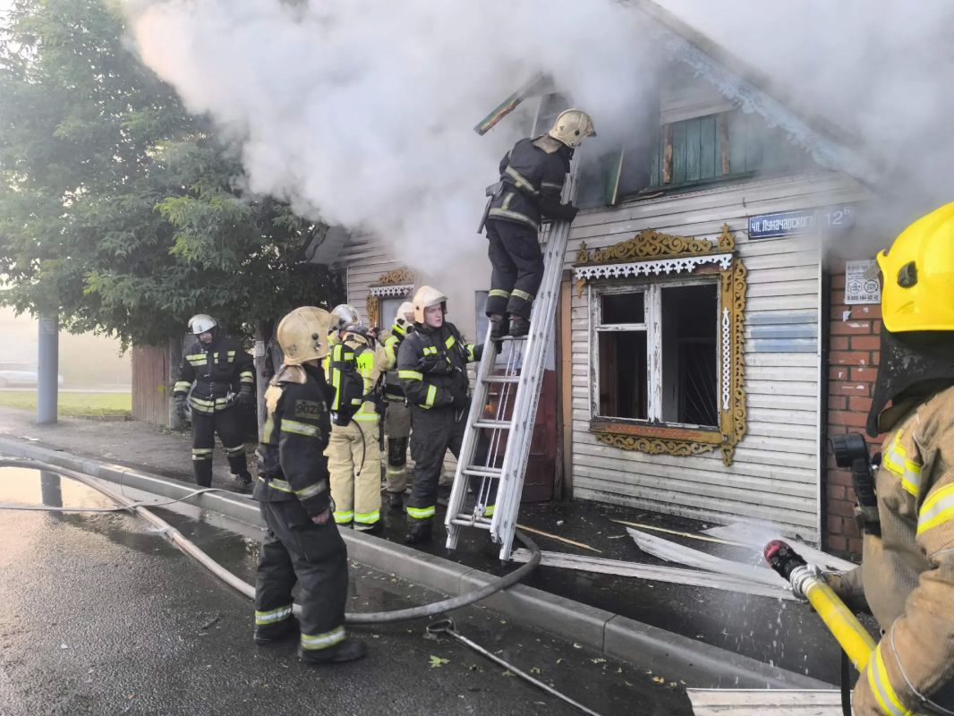 Во Владимире произошел пожар в заброшенном доме на Луначарского Во Владимире произошел пожар в заброшенном доме на Луначарского