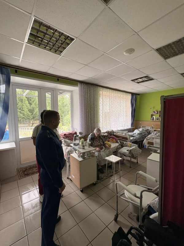 Прокурор Меленковского района Роман Сурков с рабочим визитом посетил Папулинский дом-интерат милосердия для престарелых и инвалидов Прокурор Меленковского района Роман Сурков с рабочим визитом посетил Папулинский дом-интерат милосердия для престарелых и инвалидов