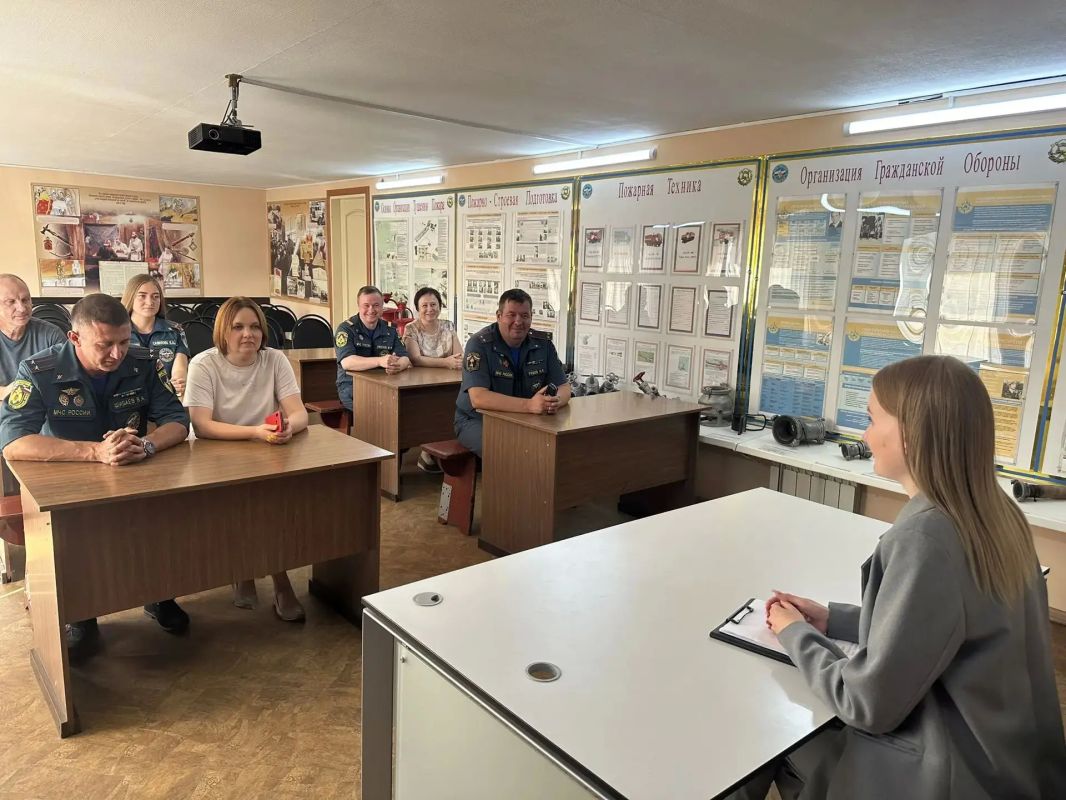 Помощник Вязниковского межрайонного прокурора Марина Захарова провела лекцию для сотрудников МЧС Помощник Вязниковского межрайонного прокурора Марина Захарова провела лекцию для сотрудников МЧС