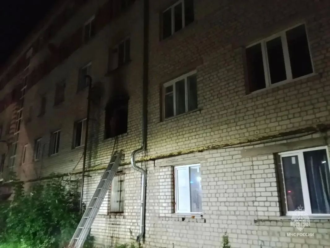 Сотрудники МЧС спасли на пожаре в Камешково молодую мать и её годовалого сына Сотрудники МЧС спасли на пожаре в Камешково молодую мать и её годовалого сына