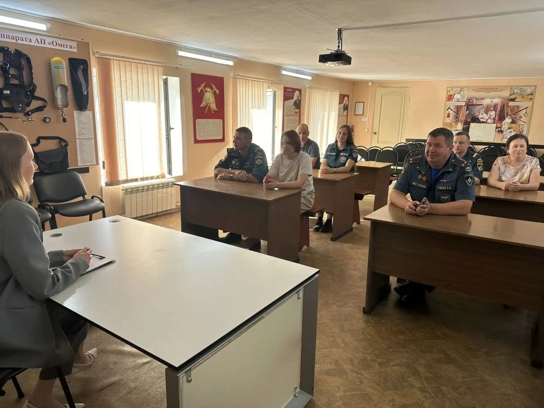 Помощник Вязниковского межрайонного прокурора Марина Захарова провела лекцию для сотрудников МЧС Помощник Вязниковского межрайонного прокурора Марина Захарова провела лекцию для сотрудников МЧС