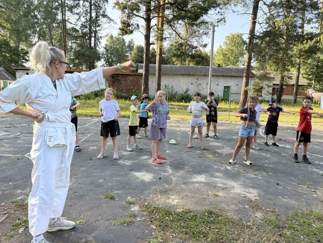 В Гусь-Хрустальном «Зарядку со стражем порядка» провели полицейские и представители «Движения Первых» В Гусь-Хрустальном «Зарядку со стражем порядка» провели полицейские и представители «Движения Первых»