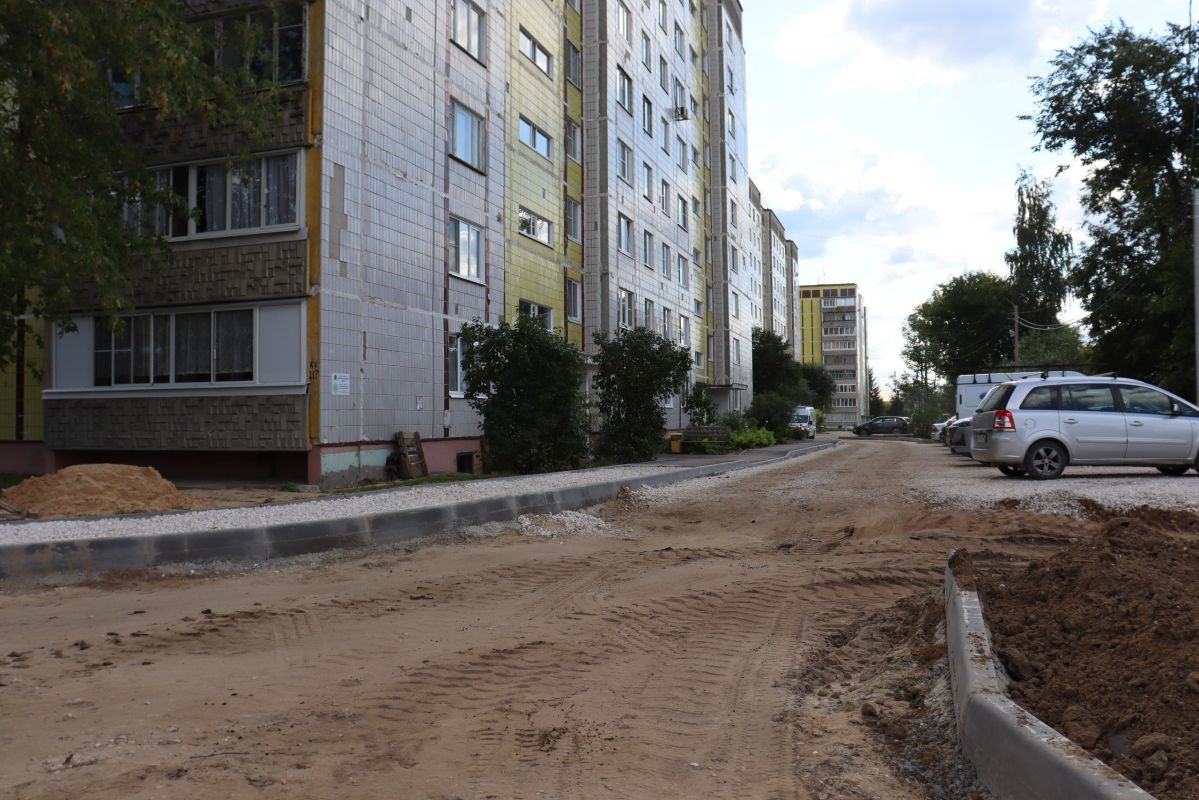 Депутаты оценили благоустройство двора на ул. Маяковского 4 Депутаты оценили благоустройство двора на ул. Маяковского 4