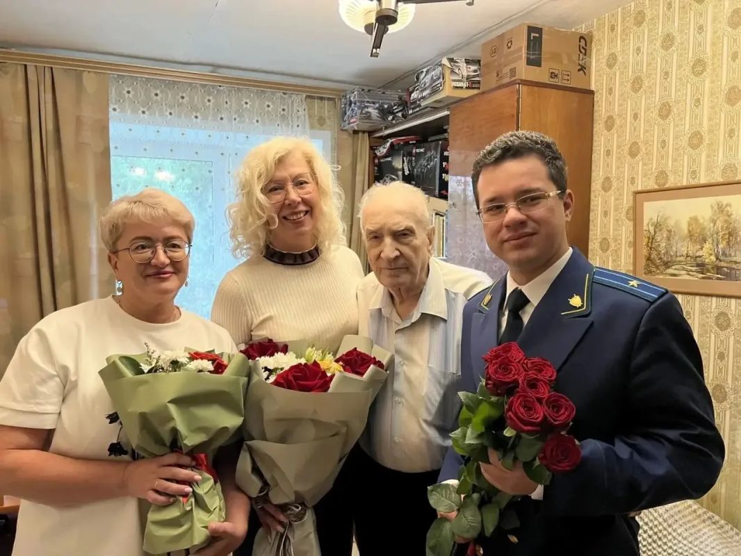 Сегодня свой день рождения отмечает ветеран Великой Отечественной войны, полковник милиции в отставке Алексей Иосифович Лоскутов Сегодня свой день рождения отмечает ветеран Великой Отечественной войны, полковник милиции в отставке Алексей Иосифович Лоскутов