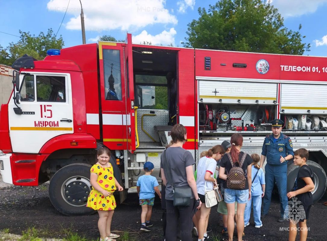 Юные муромляне познакомились с героической профессией пожарного Юные муромляне познакомились с героической профессией пожарного