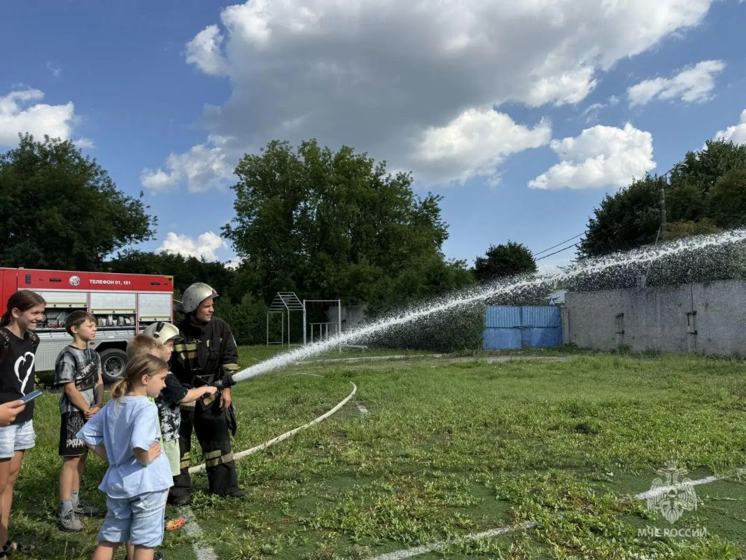 Юные муромляне познакомились с героической профессией пожарного Юные муромляне познакомились с героической профессией пожарного