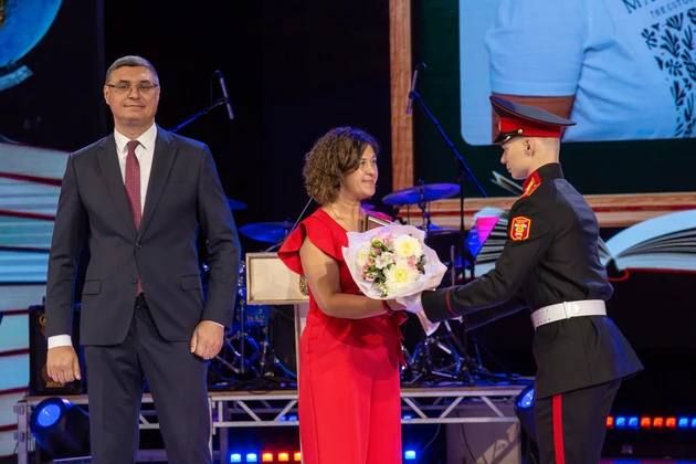 На августовском педсовете во Владимире говорили о приоритетах сферы образования и наградили лучших педагогов На августовском педсовете во Владимире говорили о приоритетах сферы образования и наградили лучших педагогов