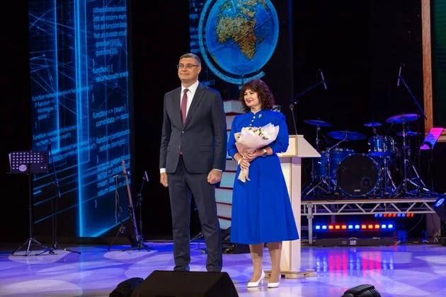 На августовском педсовете во Владимире говорили о приоритетах сферы образования и наградили лучших педагогов На августовском педсовете во Владимире говорили о приоритетах сферы образования и наградили лучших педагогов