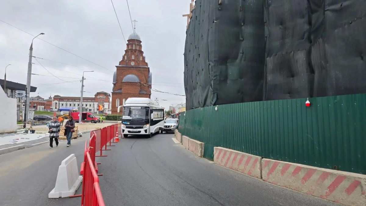 Автобус и легковушка перегородили проезжую часть в центре Владимира Автобус и легковушка перегородили проезжую часть в центре Владимира