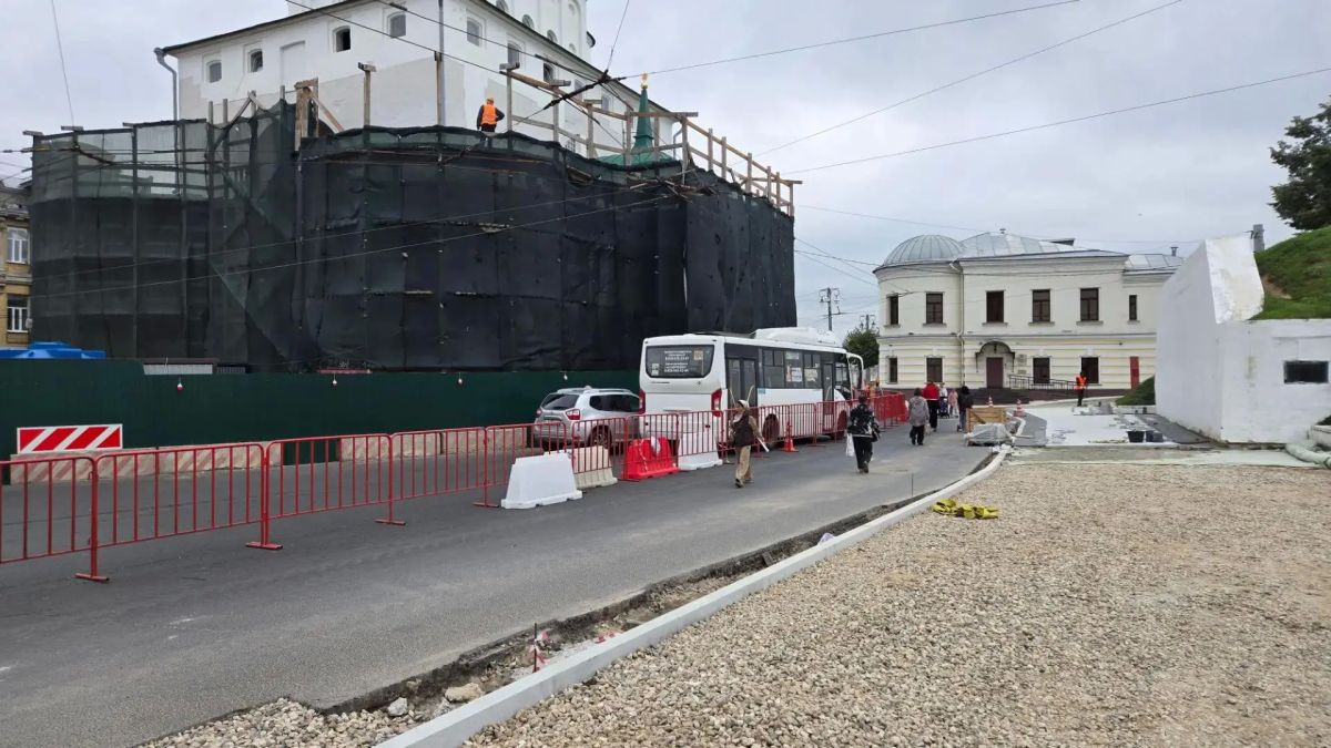 Автобус и легковушка перегородили проезжую часть в центре Владимира Автобус и легковушка перегородили проезжую часть в центре Владимира