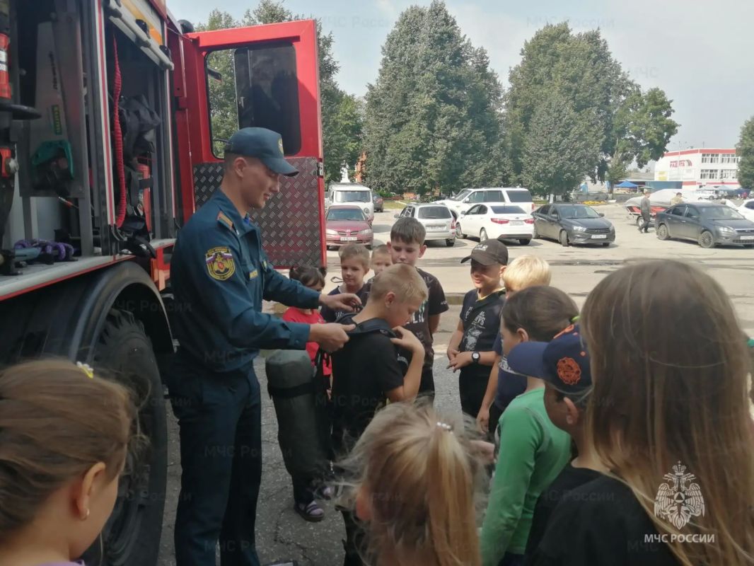 В пожарно-спасательной части Вязников состоялась экскурсия для детей из пришкольного лагеря В пожарно-спасательной части Вязников состоялась экскурсия для детей из пришкольного лагеря