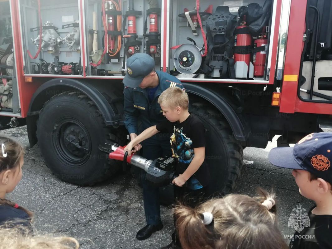 В пожарно-спасательной части Вязников состоялась экскурсия для детей из пришкольного лагеря В пожарно-спасательной части Вязников состоялась экскурсия для детей из пришкольного лагеря