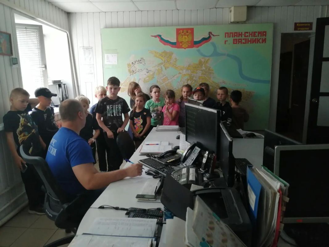 В пожарно-спасательной части Вязников состоялась экскурсия для детей из пришкольного лагеря В пожарно-спасательной части Вязников состоялась экскурсия для детей из пришкольного лагеря