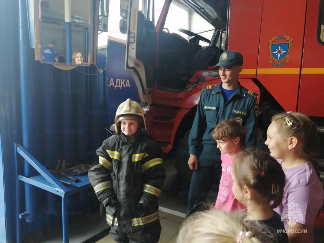 В пожарно-спасательной части Вязников состоялась экскурсия для детей из пришкольного лагеря В пожарно-спасательной части Вязников состоялась экскурсия для детей из пришкольного лагеря